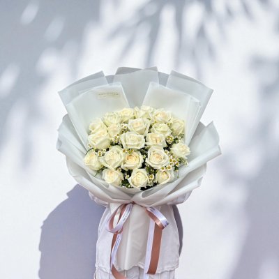 30 White Roses With Daisies Bouquet
